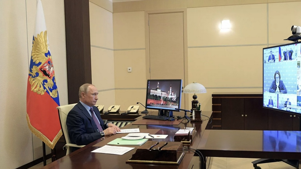 Путин объявил три майских дня выходными