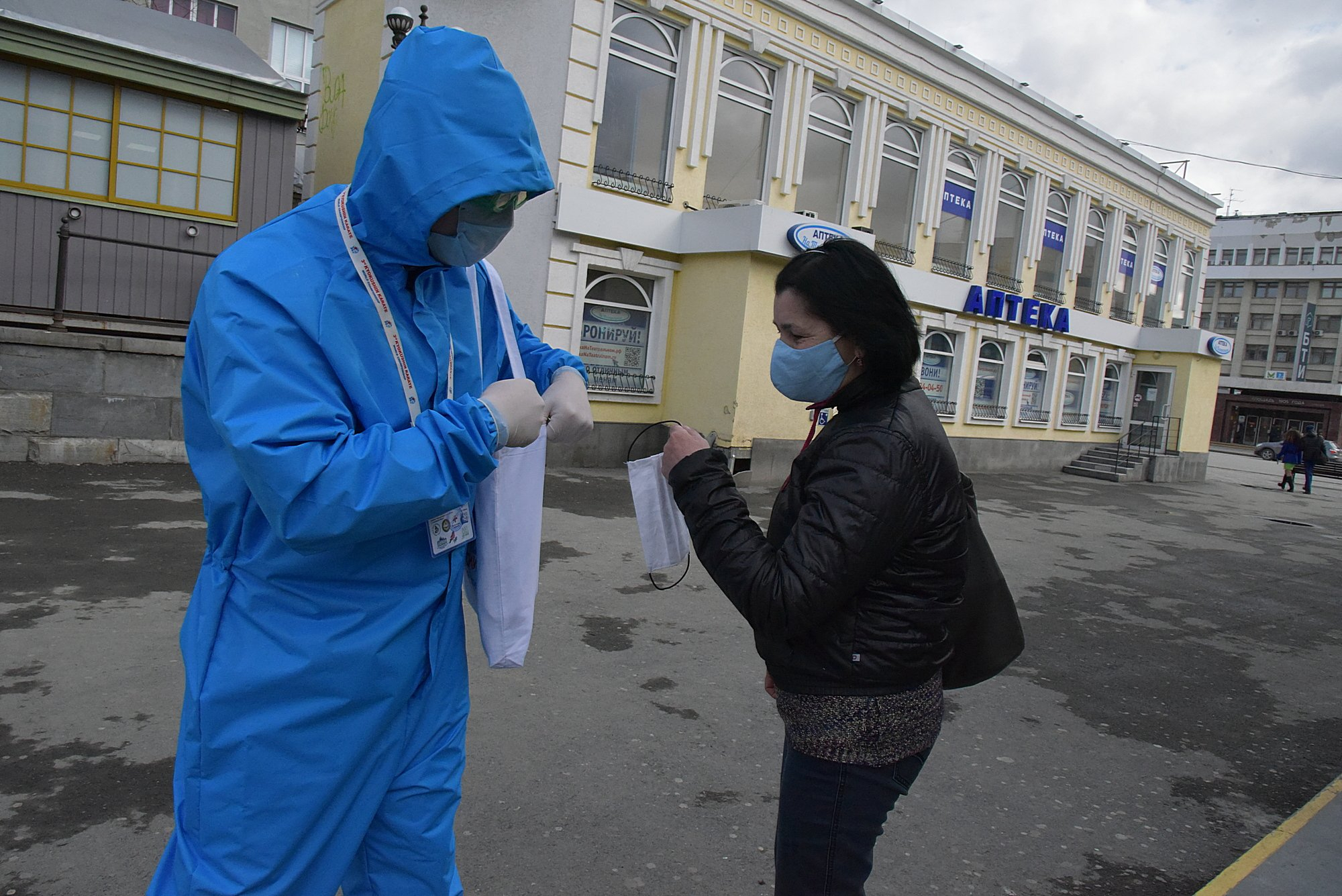 Уже в 19 регионах России введён “масочный режим”
