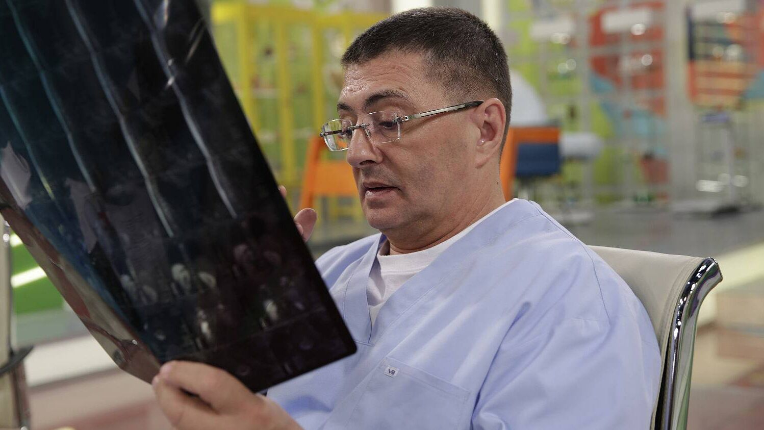 “Как игра в карты”: Доктор Мясников поведал о таинственном поведении коронавируса