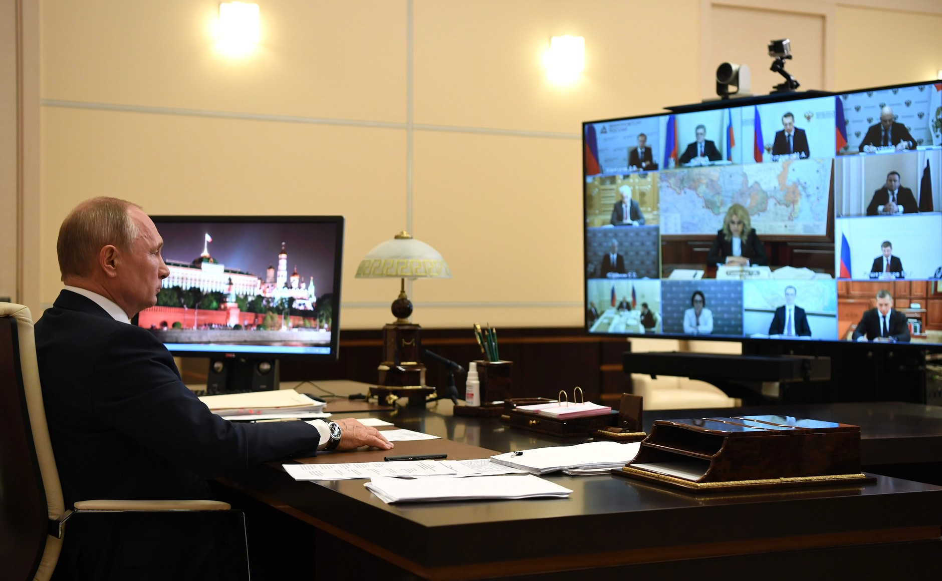 Владимиру Путину доложили о ходе лечения Анастасии Заворотнюк