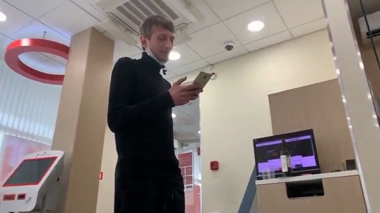Мужчина, захвативший  “Альфа-банк”, требовал привезти Бузову