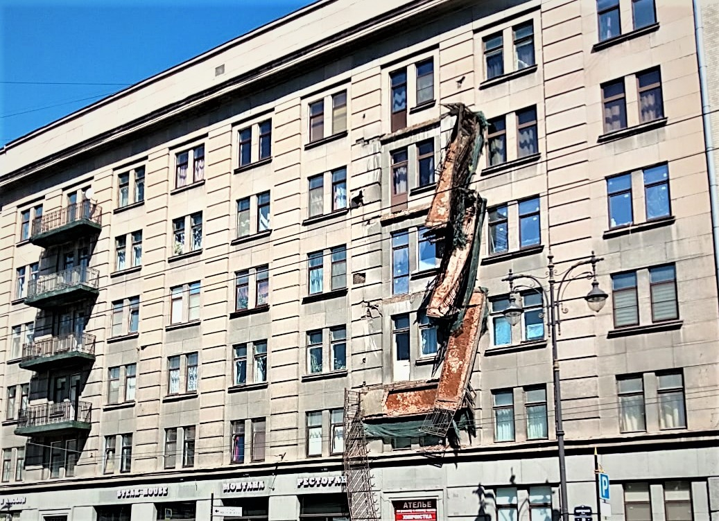 В Петербурге обрушились балконы одного из центральных домов