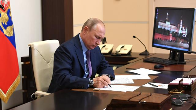 Президент подписал несколько законов. Что изменится в жизни россиян?