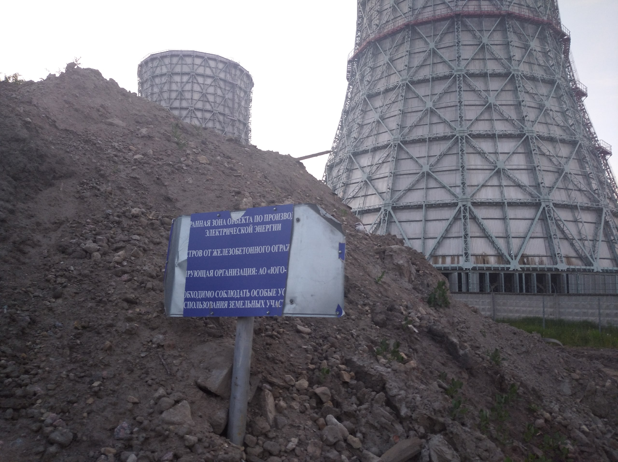 Жители Петербурга обнаружили действующую свалку из останков СКК на берегу Финского залива