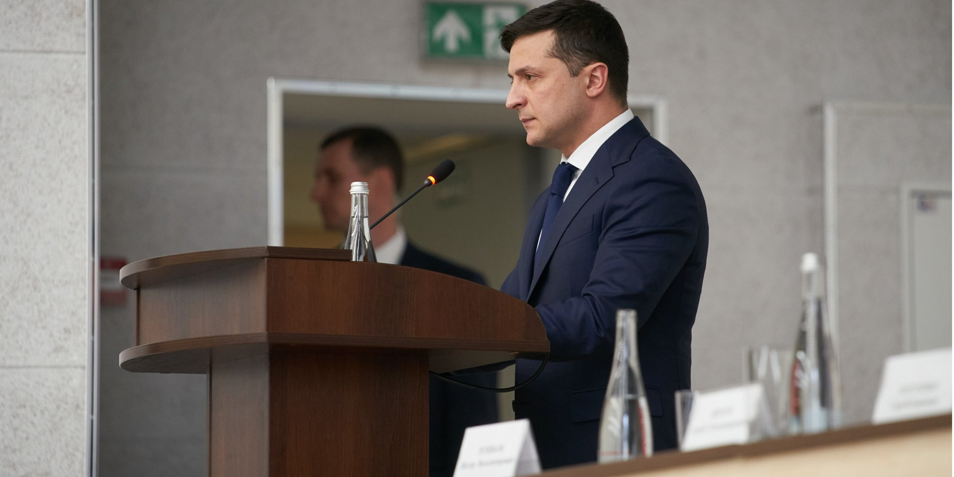 В Кремле объяснили, почему не пригласили на парад Победы Зеленского