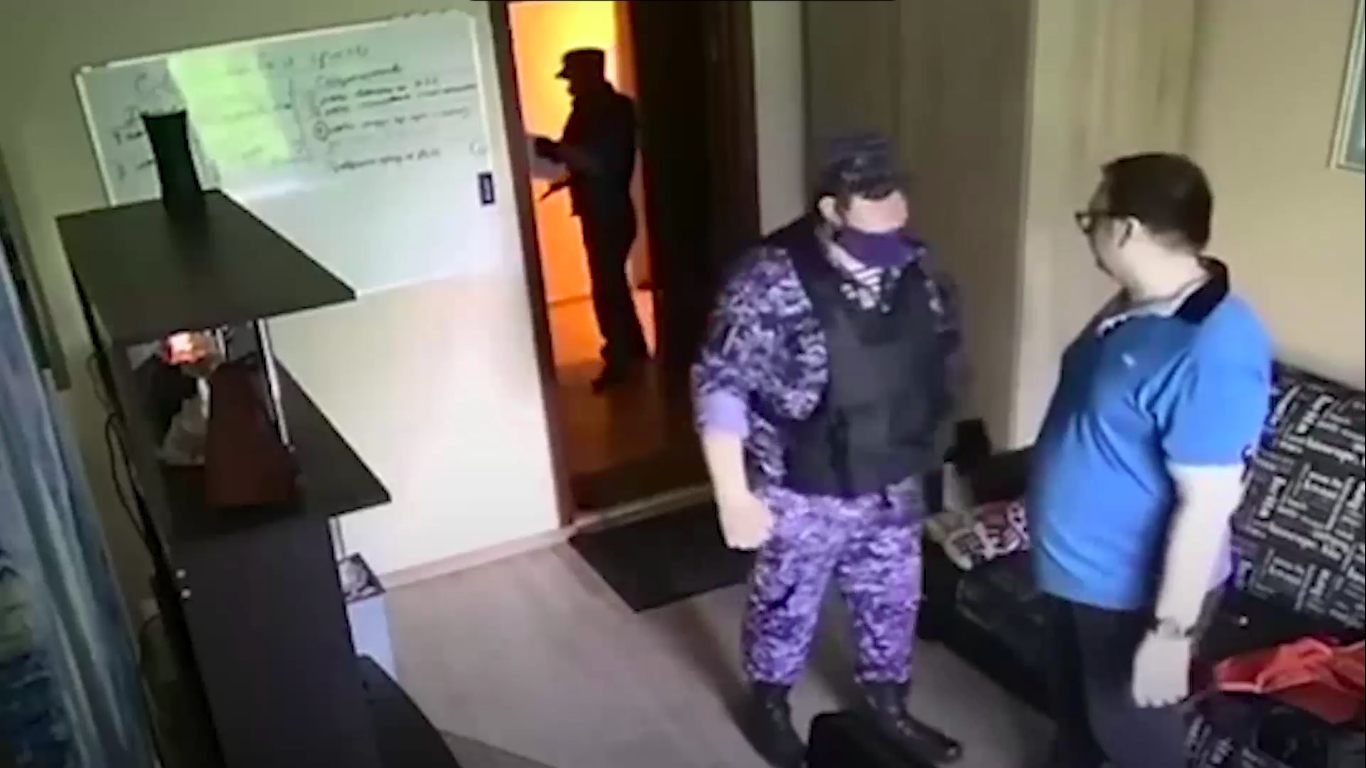 Росгвардейцы угрожали москвичу подбросом наркотиков за то, что он мешал спать соседке в пять часов вечера