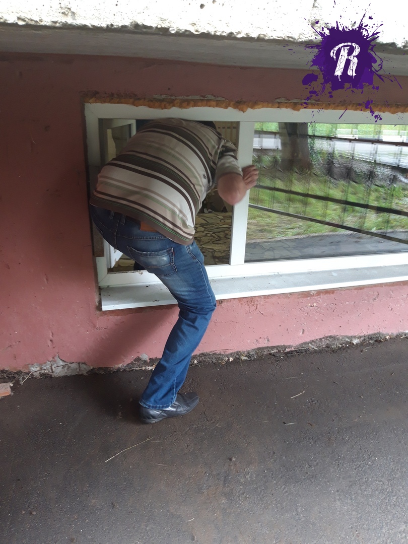 В Саратове из-за затопления больницы пациенты вынуждены заходить через окно в приёмный покой