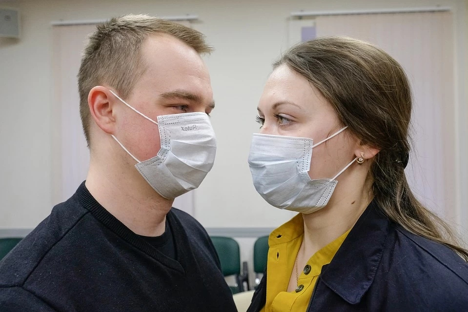 Женщина благодаря маске от коронавируса рассекретила измену мужа