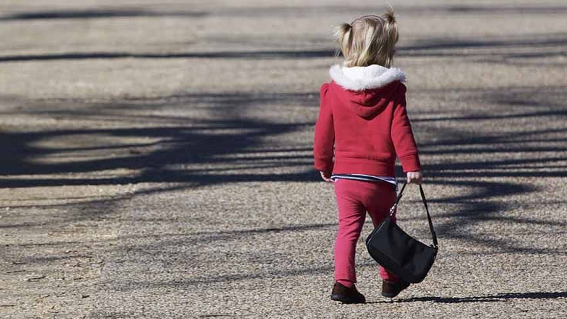 В Москве 6-летняя девочка посадила родителей в лифт и сбежала в неизвестном направлении