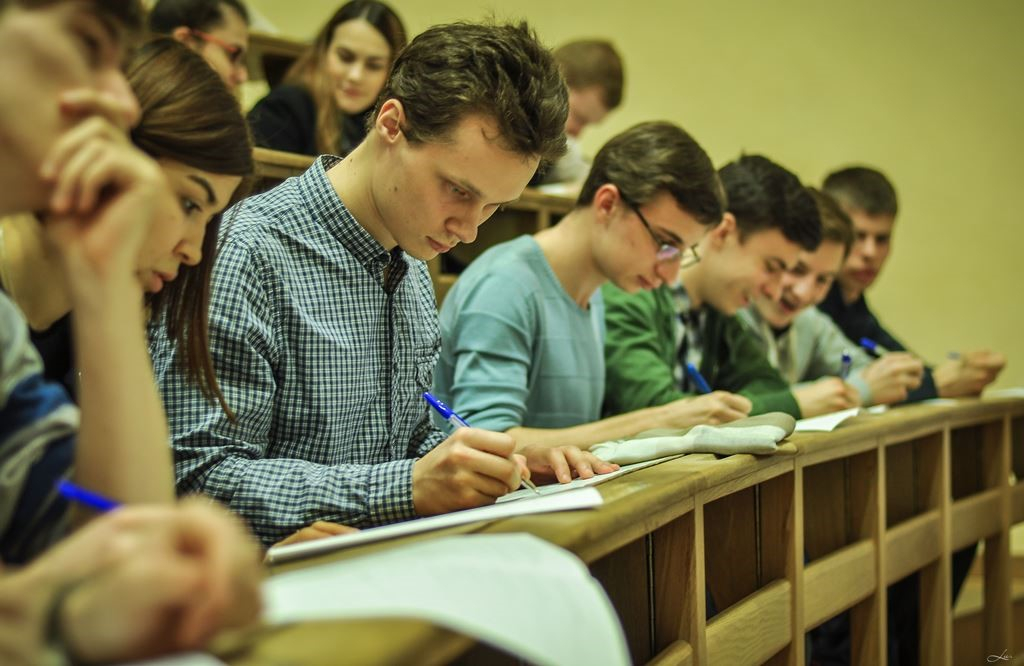 Священник рассказал, кому молиться накануне сложного экзамена