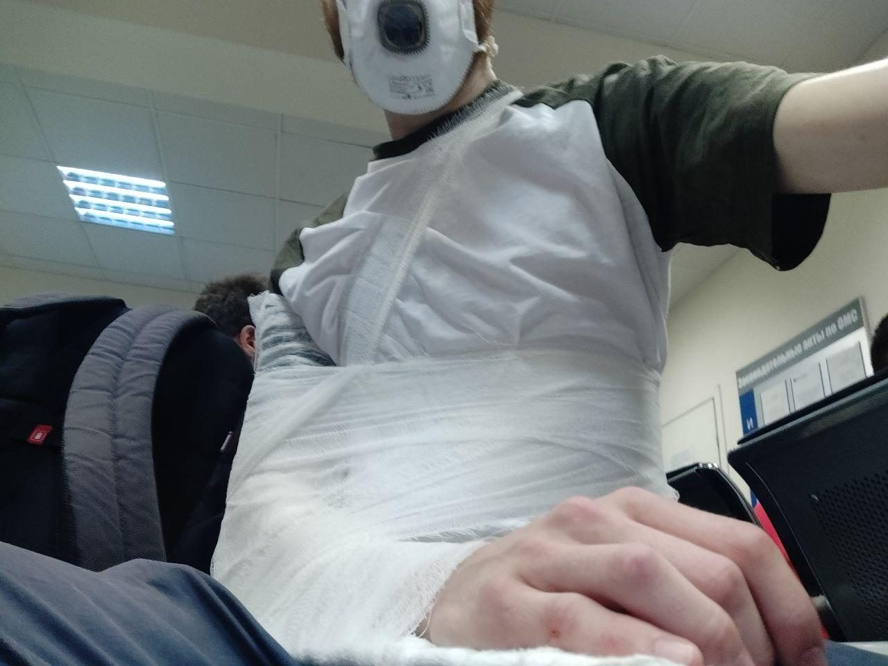 Журналиста оштрафовали за неповиновение полицейскому, который сломал ему руку