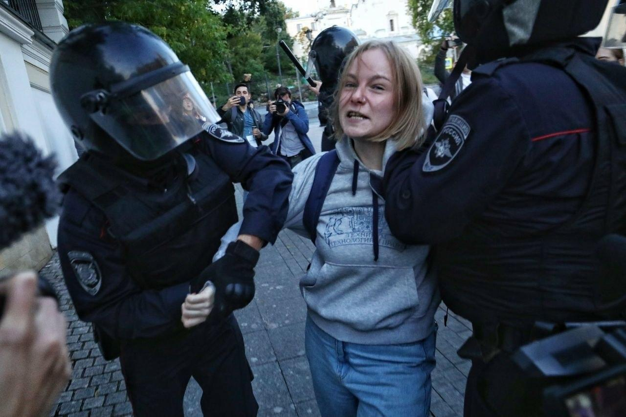 Мосгорсуд оставил без изменений решение Басманного суда, который признал законным отказ СК расследовать эпизод с избиением Дарьей Сосновской