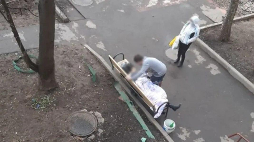 В отношении соцработников, оставивших умирать женщину на лавке у подъезда, не стали возбуждать дело
