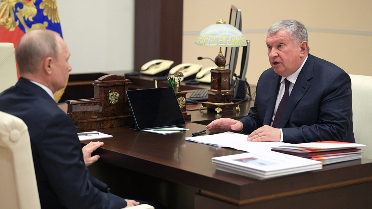 Путин провел встречу с Сечиным