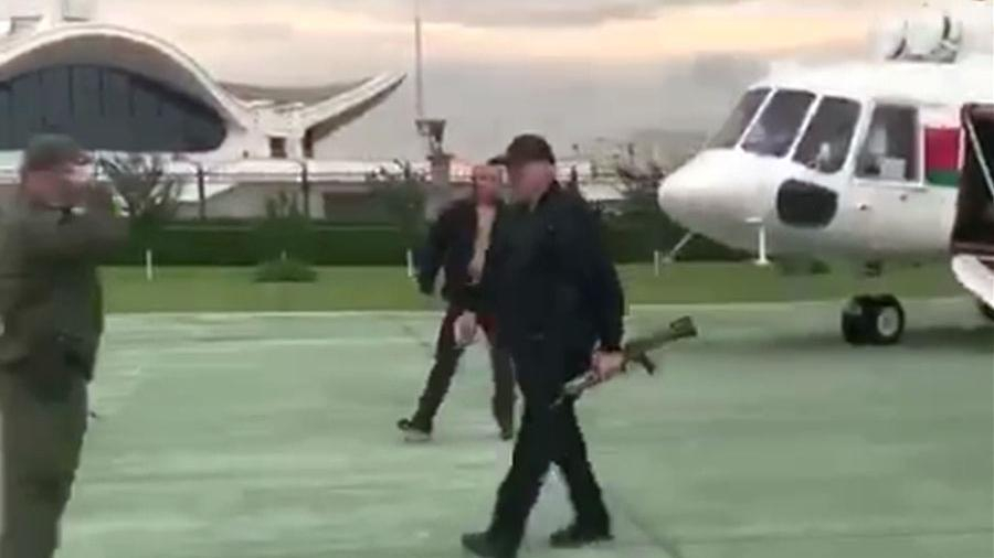 Лукашенко прилетел во Дворец независимости с автоматом и заявил, что его противники разбежались как крысы