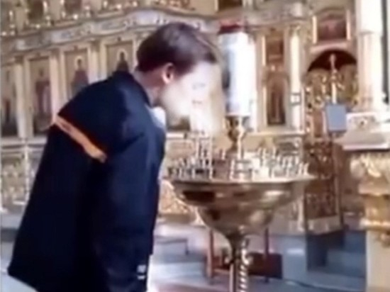 В отношении парня, прикурившего от свечи в храме, возбудили уголовное дело