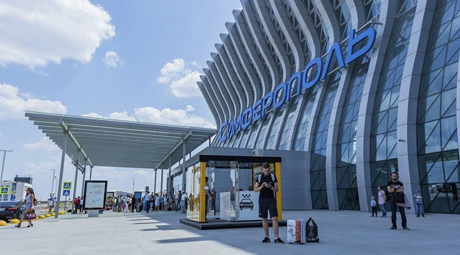 Мать с ребенком не пускали в самолет из-за игрушечного пистолета
