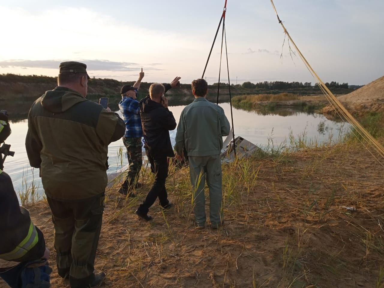 Под Москвой легкомоторный самолет упал в песчанный карьер с водой