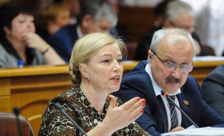 Автор эротических стихов избралась в Заксобрание региона