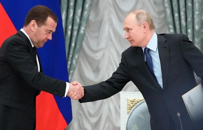 Путин вручил Медведеву орден