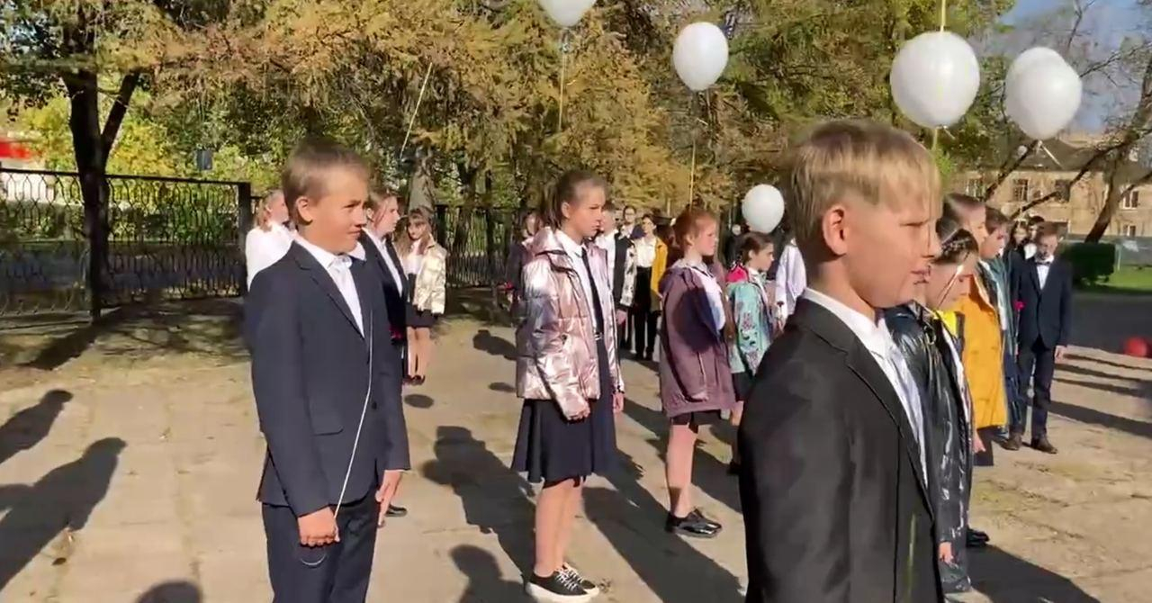В Великих Луках во время линейки сразу 13 школьникам стало плохо