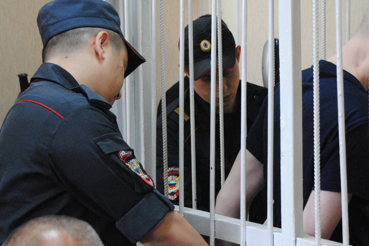 Экс-полицейских отправят в колонию за вымогательство денег у наркопокупателей