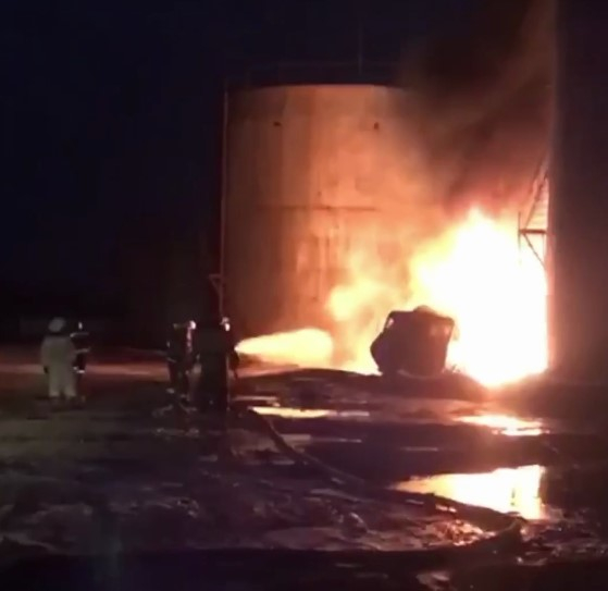 Видео: в Хасавюрте крупный пожар охватил нефтебазу
