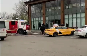 Неизвестный облил себя бензином возле офиса Яндекс.такси и пригрозил самосожжением