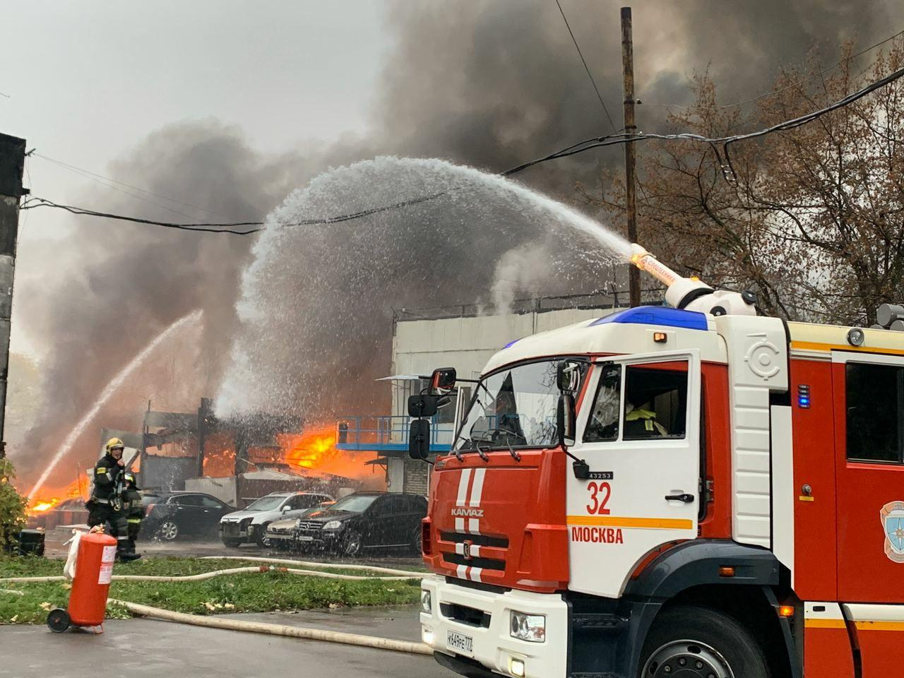 На Варшавском шоссе в Москве вспыхнул серьезный пожар со взрывами