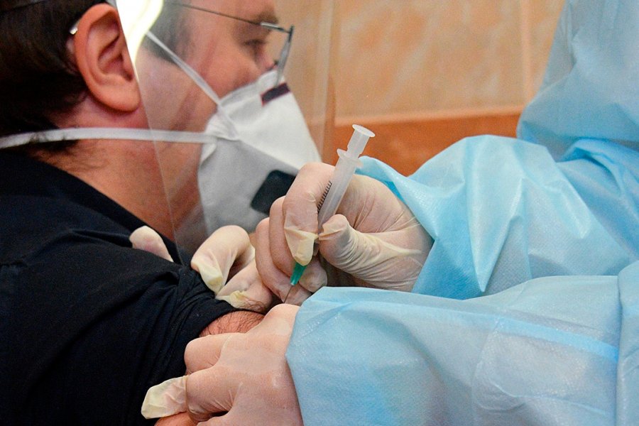 Российские медики, привитые вакциной «Спутник V», заболевают коронавирусом