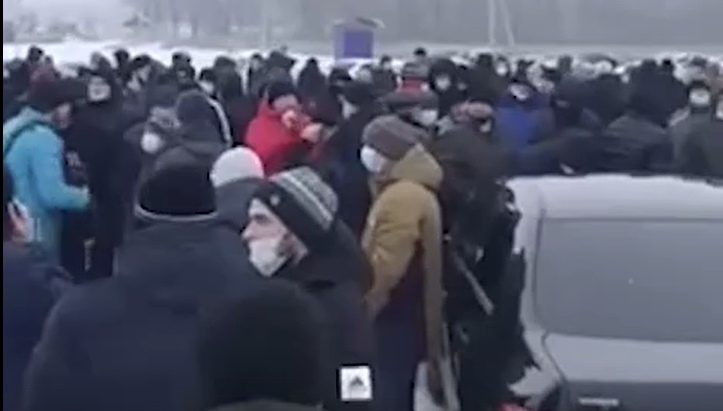 Под Старым Осколом митингуют несколько сотен работников горно-обогатительного комбината НЛМК