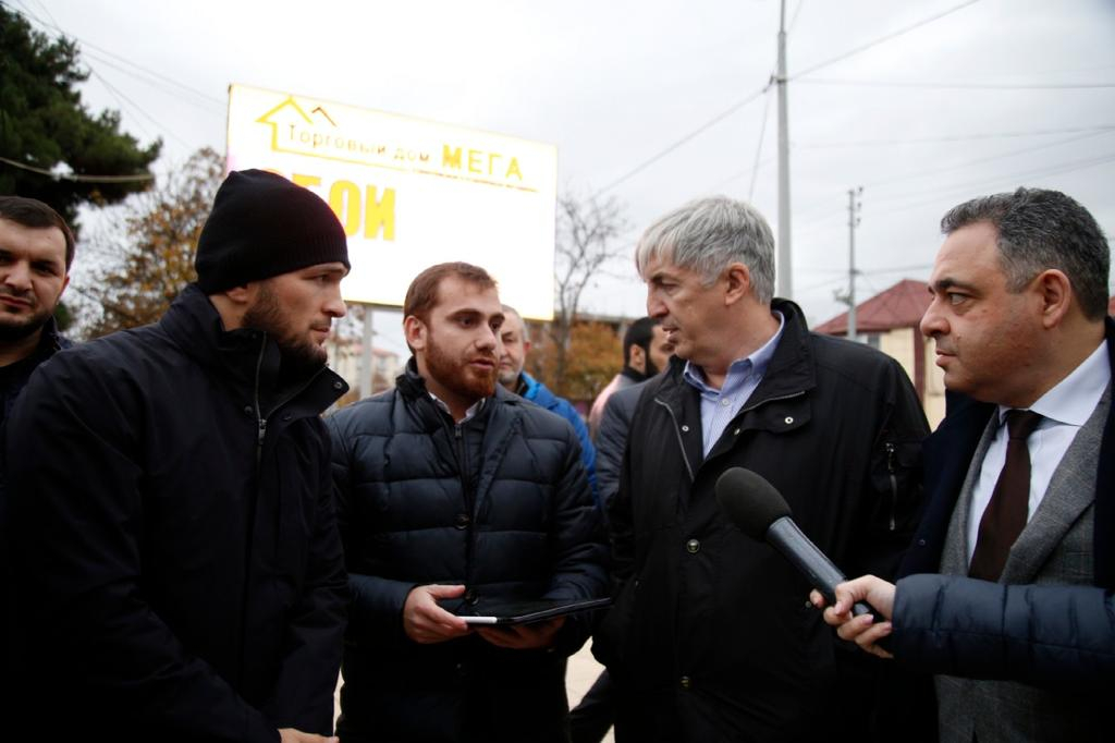 Нурмагомедову вручили высшую награду Дербента