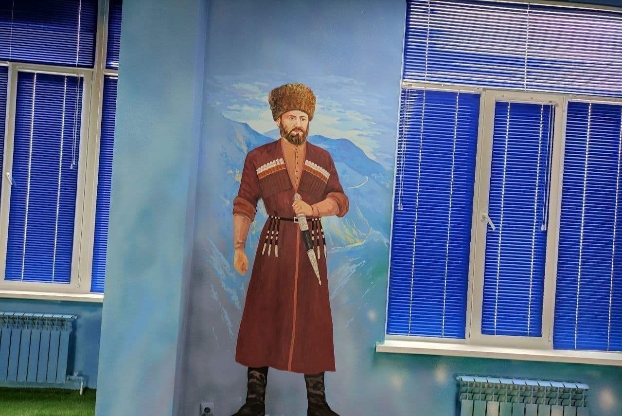 Владелец детского центра в Чечне всё-таки закрасил рисунки Marvel после визита Кадырова