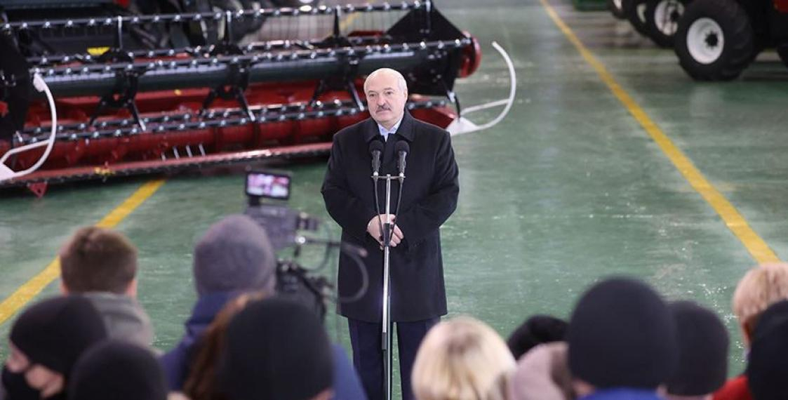 Лукашенко пообещал убрать “фашистские” оппозиционные флаги красиво