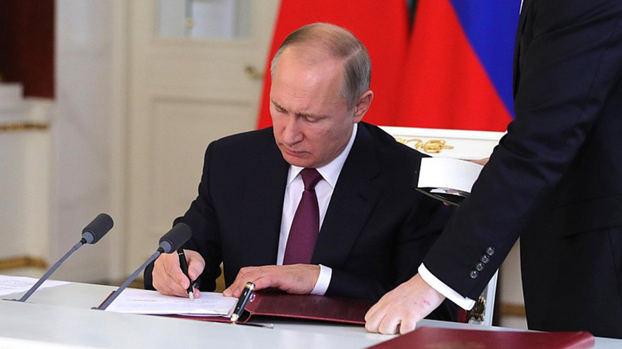 Путин подписал закон о повышении ставки НДФЛ