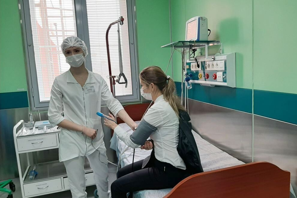 В ульяновских поликлиниках людей принимают медики с коронавирусом