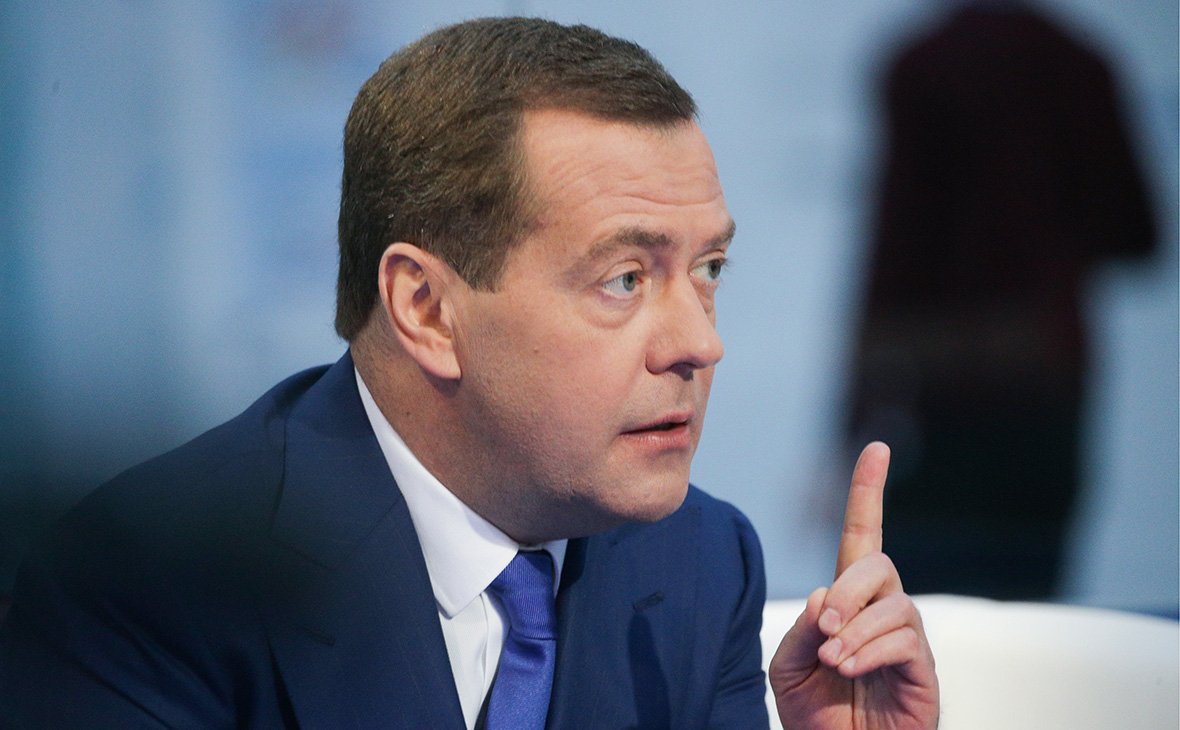 Медведев предложил доплачивать за ненормированный рабочий график