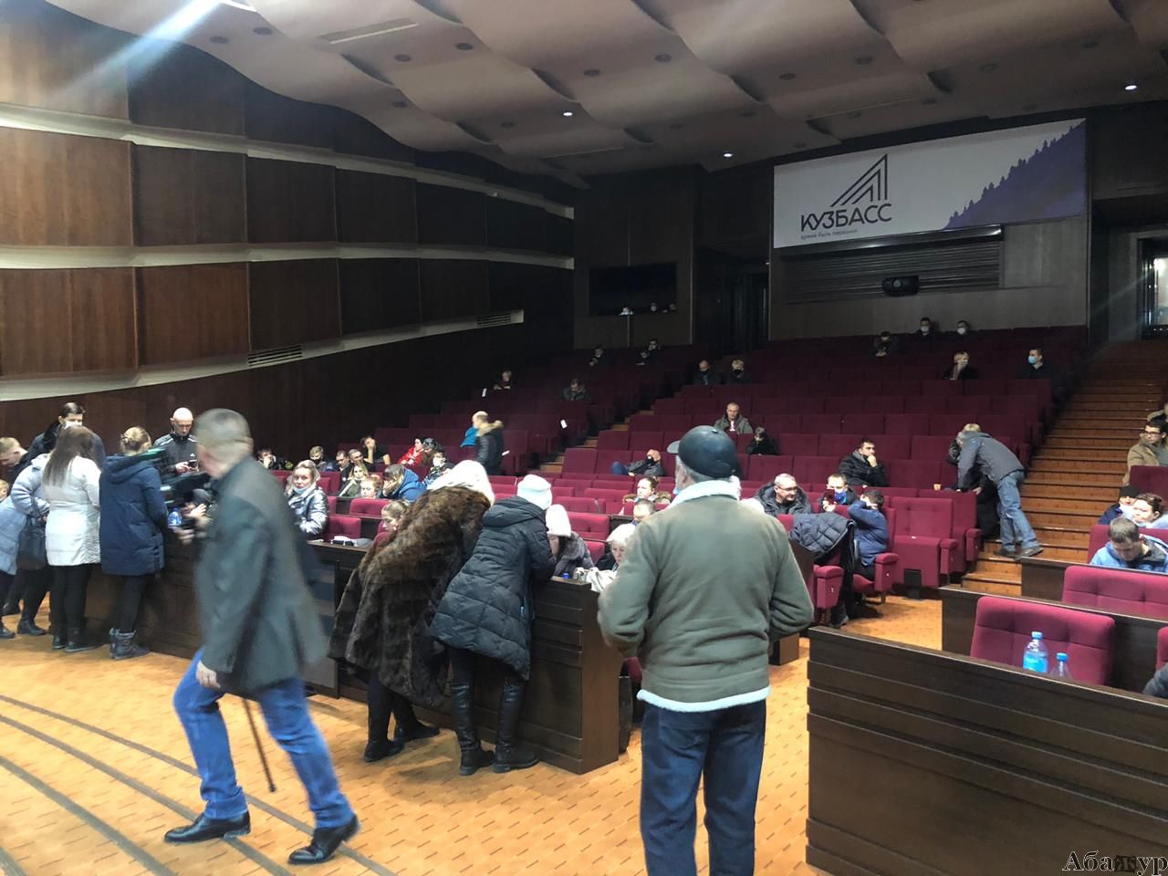 Жители Новокузнецка уже больше суток держат администрацию города в осаде