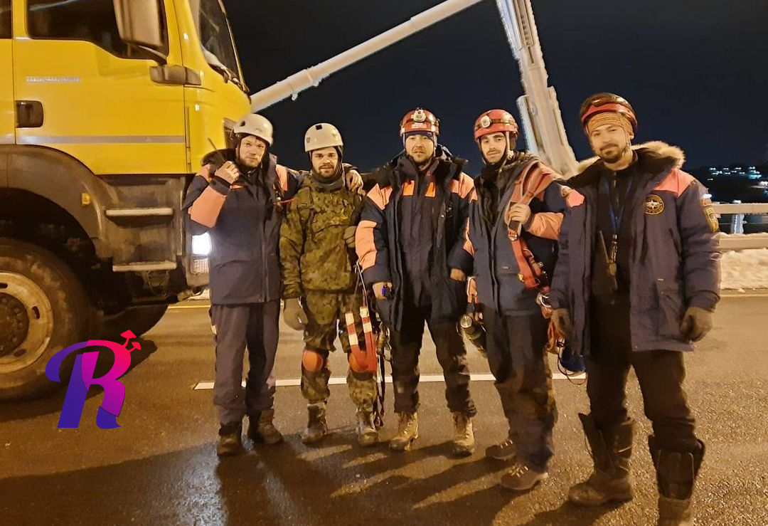 После ЧС в Приморье Русский мост от 2 тысяч тонн льда расчищают всего 4 альпиниста