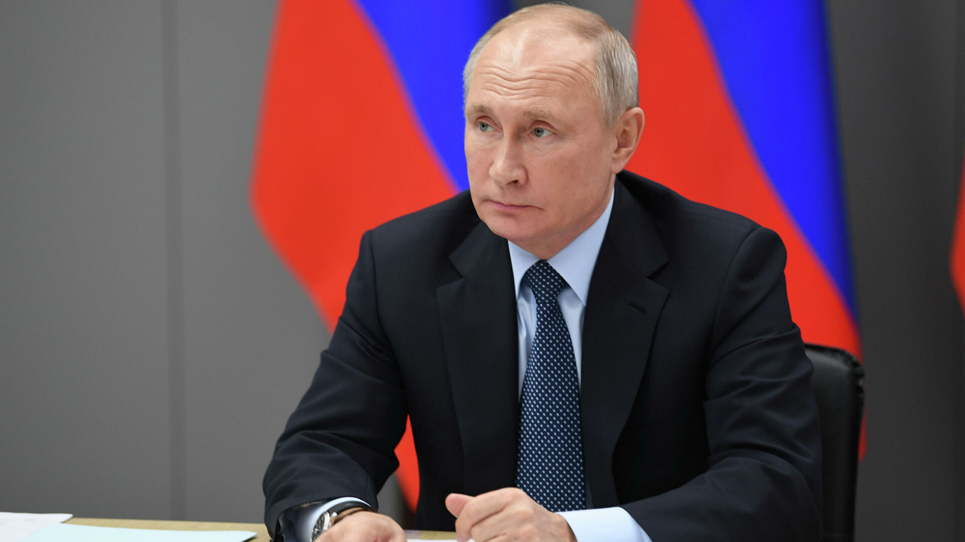 Путин поручил начать в России массовую вакцинацию от коронавируса