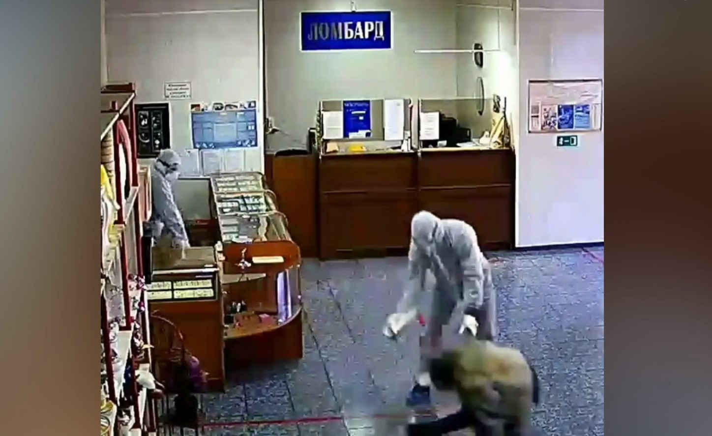 В Краснодарском крае люди в костюмах биозащиты обчистили ломбард