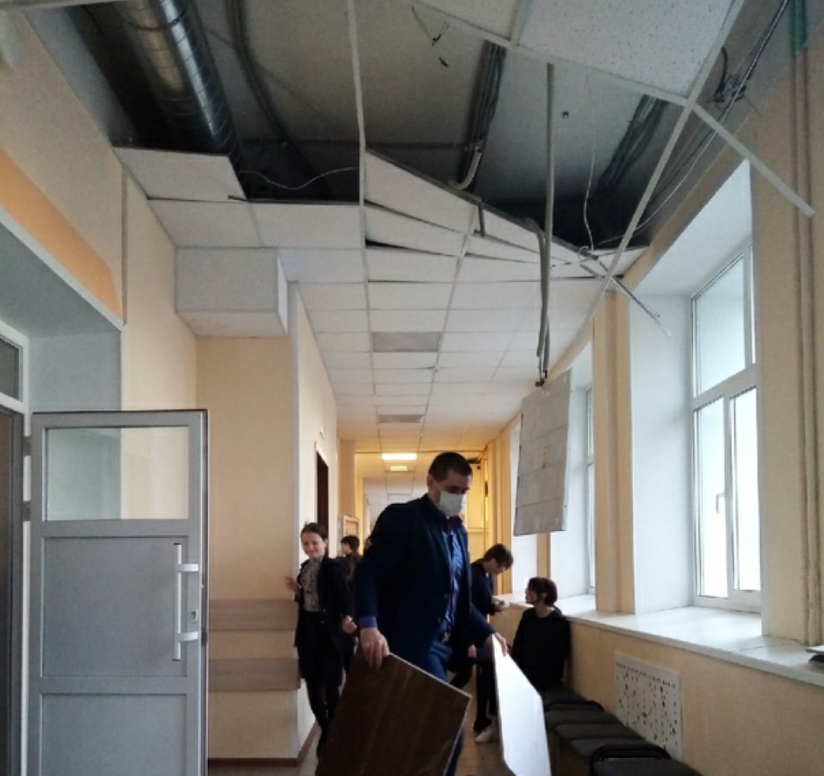 В Орехово-Зуево в школе обрушился потолок