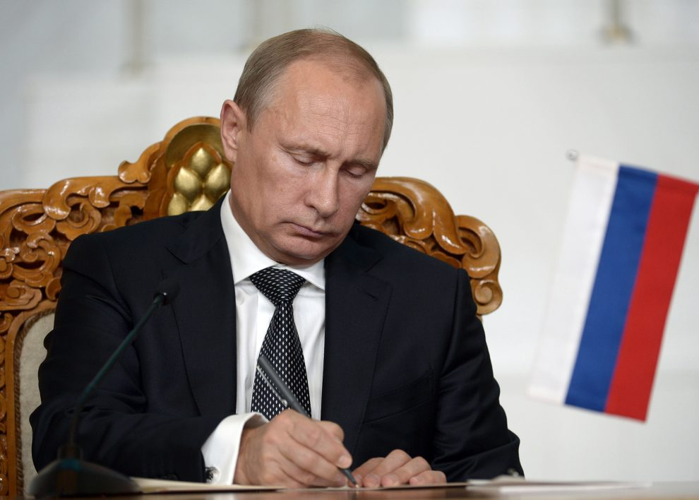 Путин подписал закон об удаленной работе