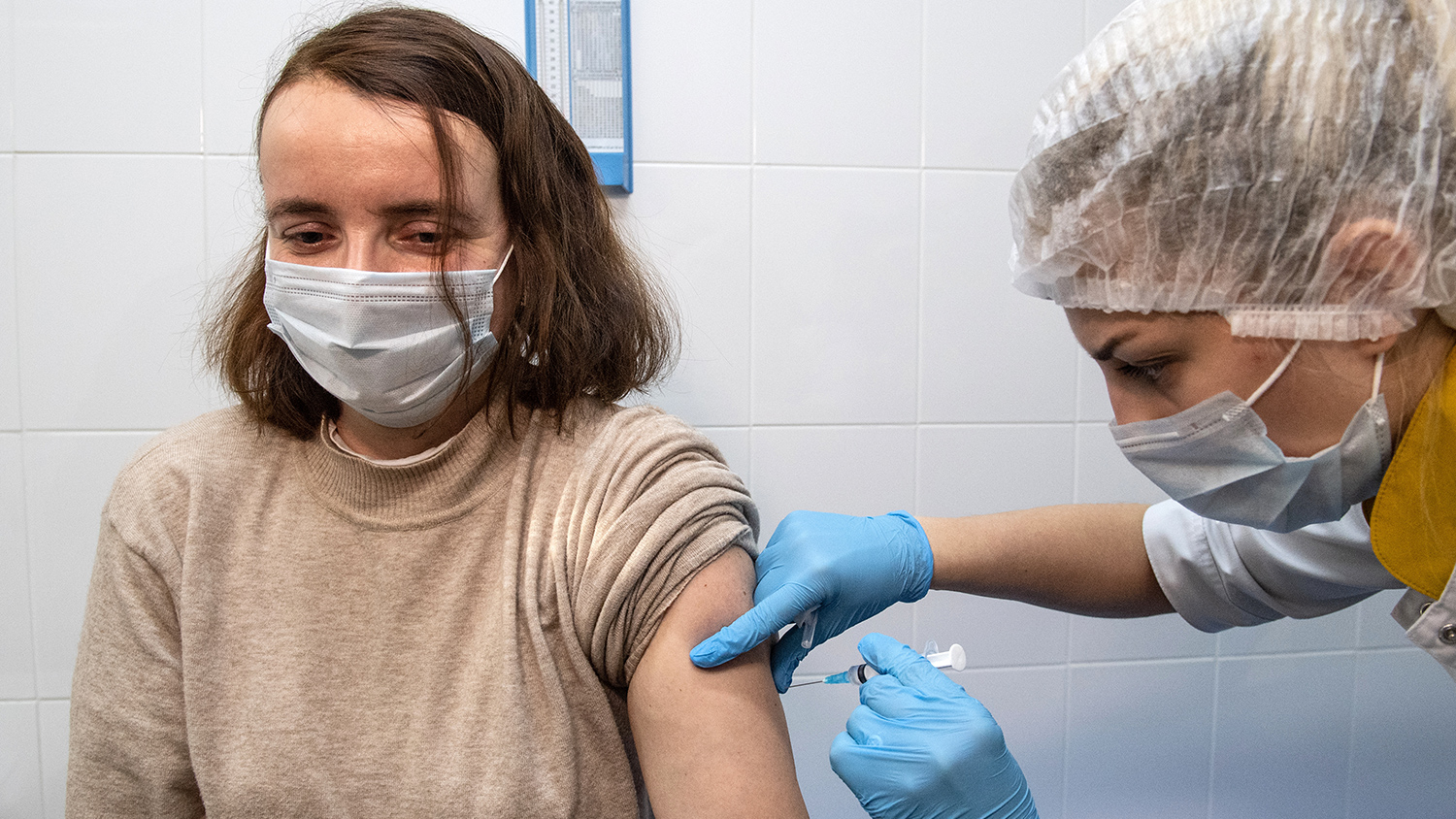 Чем грозит употребление алкоголя сразу после вакцинации от ковида