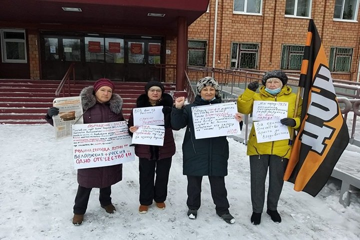 Суд оштрафовал активистку за пикет в поддержку Путина