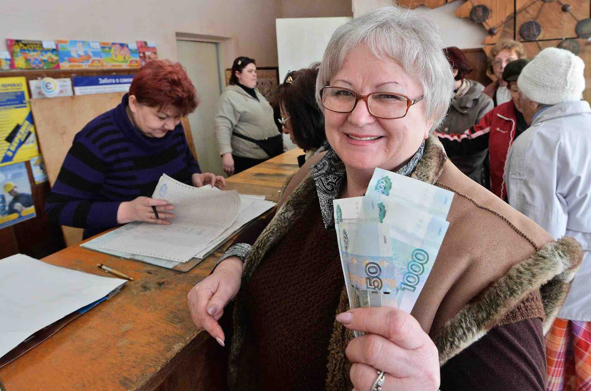 Россиянам планируют выплатить 13-ю пенсию, а также зарплату и стипендию