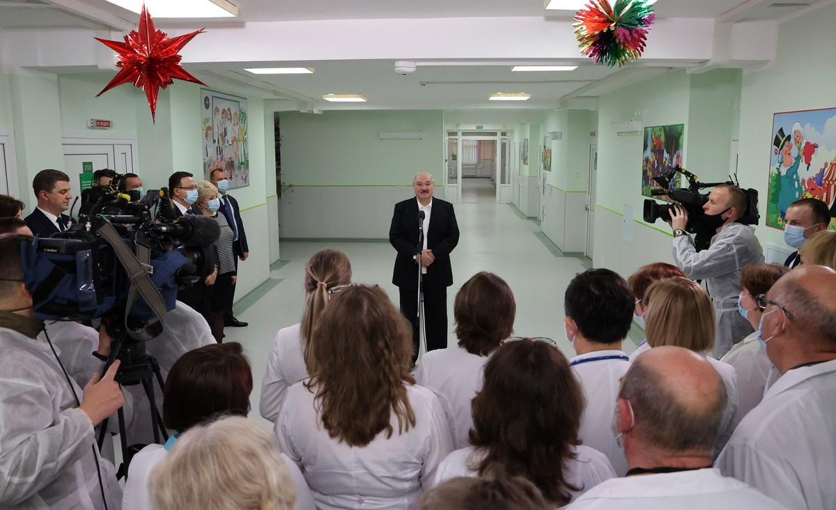 Лукашенко отказался прививаться российской вакциной