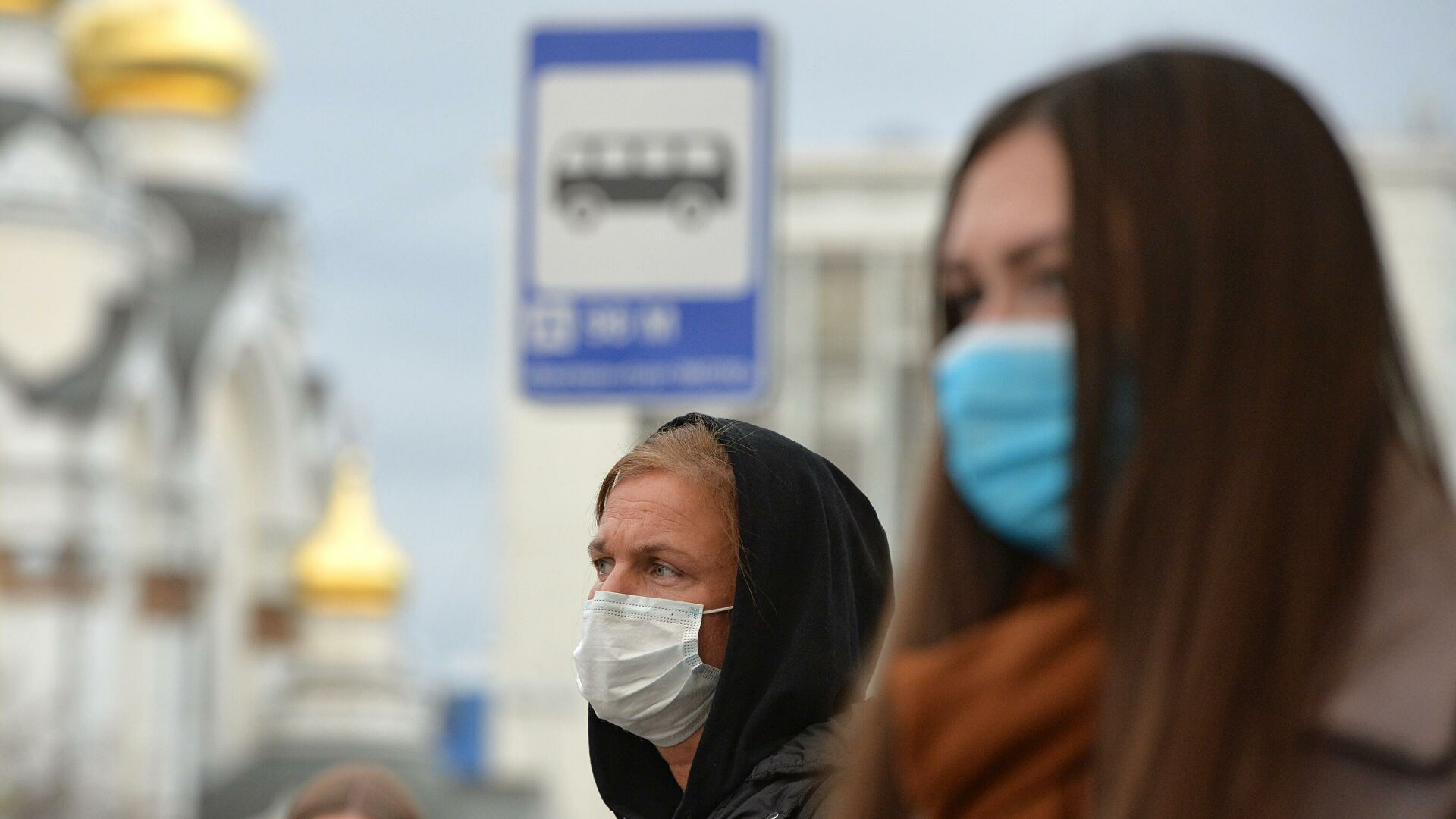 Правительство РФ запретило закупать импортные медицинские маски до 2022 года