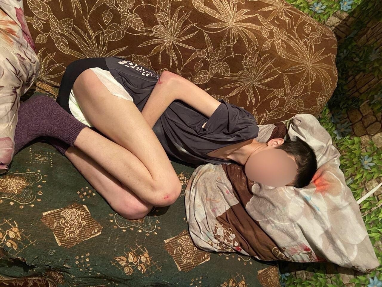 На родственников замученного в интернате подростка начали давить соцслужбы и чиновники
