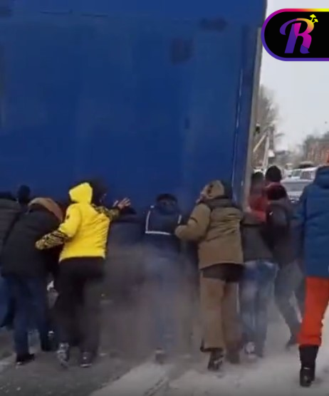 Русские мужики голыми руками передвинули фуру, чтобы устранить пробку